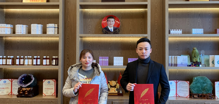 热烈欢迎上海宝山区王女士前来深圳翌芙莱总公司考察加盟