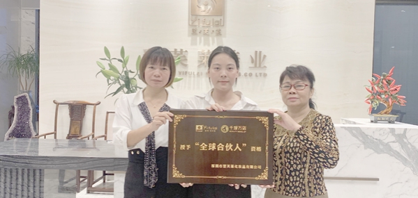 恭喜广西钦州市赵氏姐妹花成功签约翌芙莱