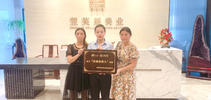恭喜广东省江门市李氏姐妹成功签约翌芙莱
