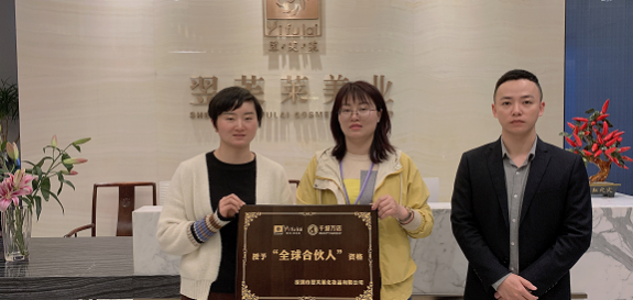 恭喜湖北省黄冈麻城市李女士，梅女士成功签约翌芙莱连锁店