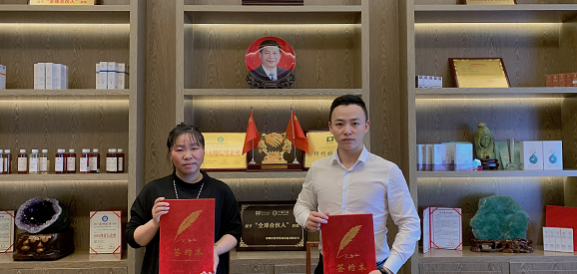 恭喜广东潮州市潮安区龚女士成功签约翌芙莱祛斑加盟店。