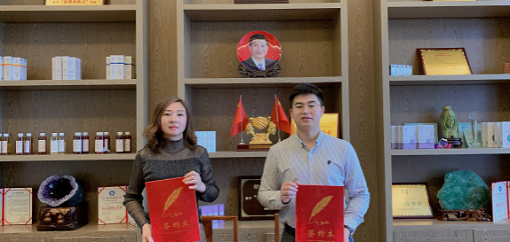 恭喜广东潮州市加盟商唐老师，成功续签翌芙莱