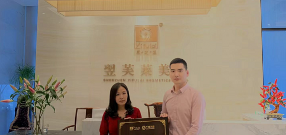 恭喜广东广州市增城区何小姐与翌芙莱总部签约加盟。